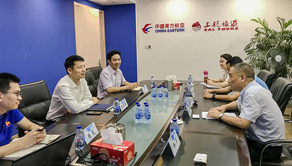 7月9日，集團公司董事長李漢東、副總經(jīng)理龔勇一行前往上航假期國際旅行社總部，拜訪上航假期總經(jīng)理靳黎軍，雙方就下一步開展更加深入的合作進行了洽談。市場營銷部、經(jīng)營管理部相關(guān)負(fù)責(zé)人陪同參加。.png