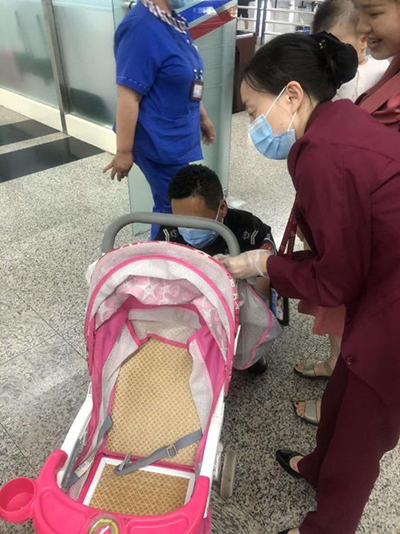 圖片1.png“真情服務”是讓旅客更加安心、放心、舒心的出行。行查室作為部門進港服務的最后一個環(huán)節(jié)，在日常工作中也很注重服務細節(jié)。6月10日，行查室工作人員幫助旅客打開嬰兒車，為她排憂解難。.png