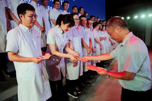 綿陽機(jī)場(chǎng)為援鄂醫(yī)護(hù)人員捐贈(zèng)戰(zhàn)疫英雄卡  踐行國企擔(dān)當(dāng)2.png