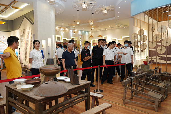 “助力鄉(xiāng)村振興，踐行艱苦奮斗” 將新員工黨性教育活動搬到對口幫扶村.jpg