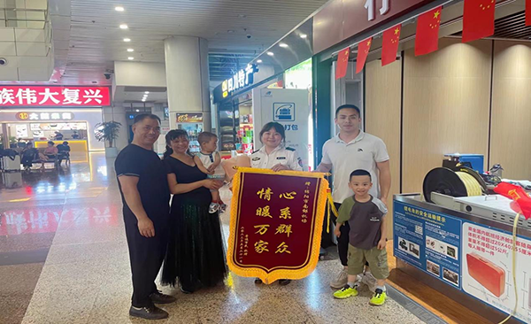 心系群眾，情暖萬家—— 綿陽機(jī)場(chǎng)安檢站暖心服務(wù)獲錦旗.png