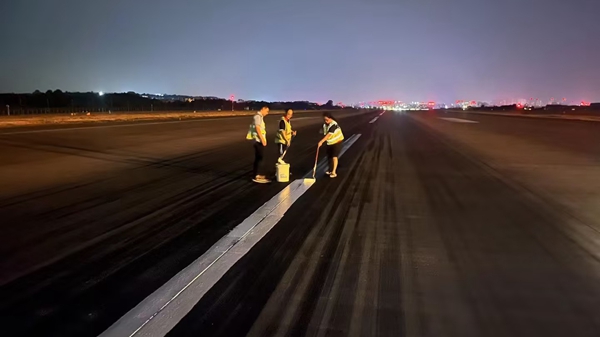 深夜，航班結(jié)束后，工作人員對(duì)跑道中心線進(jìn)行復(fù)新_副本.jpg